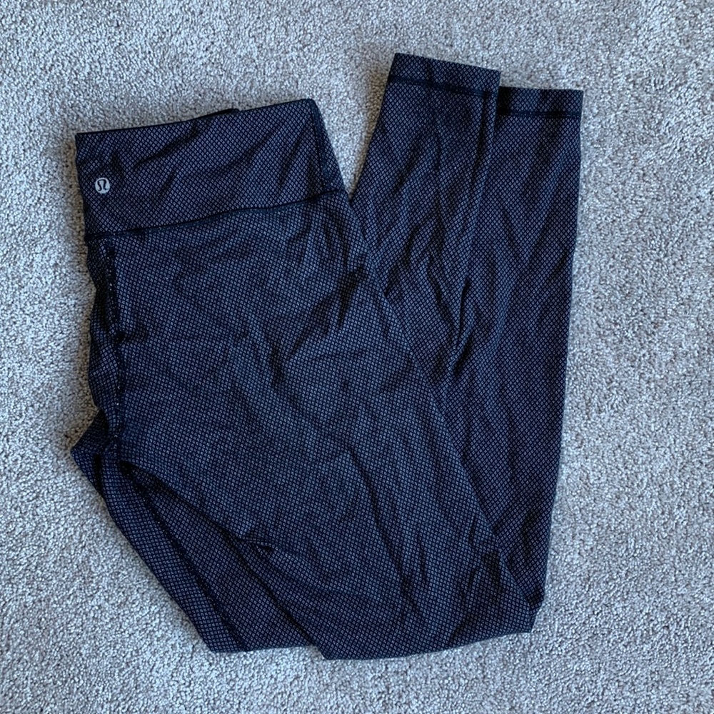 Lululemon wunder under mid-rise legging. Luon material, patterned legging